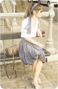 Headband Charlotte Cozon, chemise H&M, jupe chiné, sandales Zara