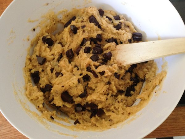 On coupe au couteau des morceaux de chocolat bien gourmands