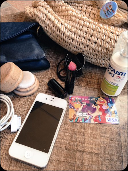Le petit badge sur le sac trop mignon