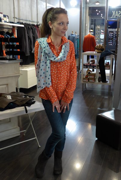 Milo porte un jean slim LTB 85€ Chemise Nice Things 62€ Echarpe en laine et viscose Nice Things 39€