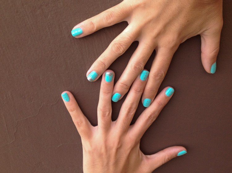 Manucure or & bleu