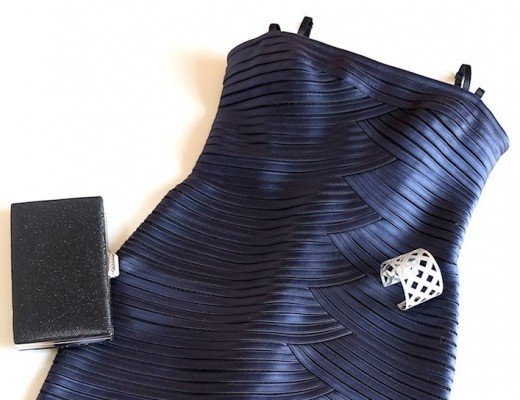 BCBG-manchette-argentée-minaudière-noire