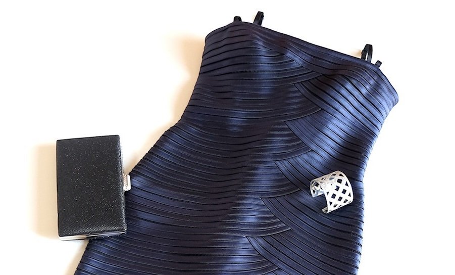 BCBG-manchette-argentée-minaudière-noire