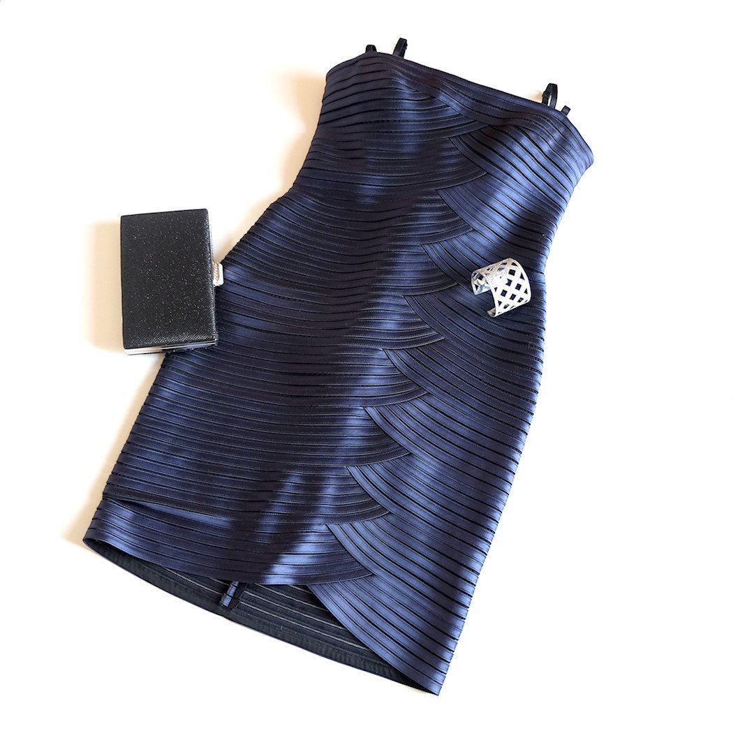 BCBG-manchette-argentée-minaudière-noire
