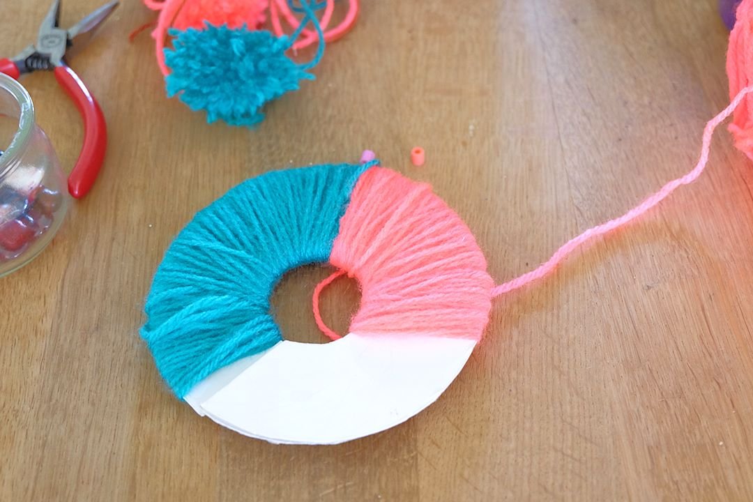Diy-pompons-chapelet-bohème-panier
