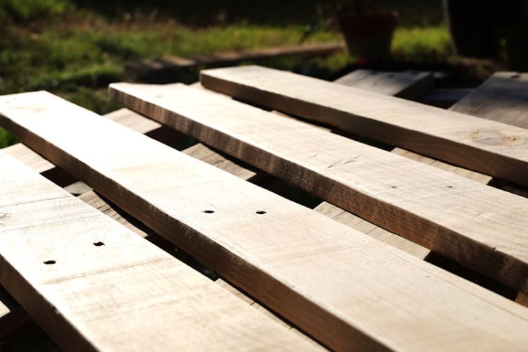 diy-table-basse-palette-jardin-11