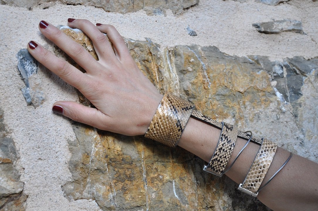 bracelet-triple- python-beige-maud-roca-creatrice-fait-