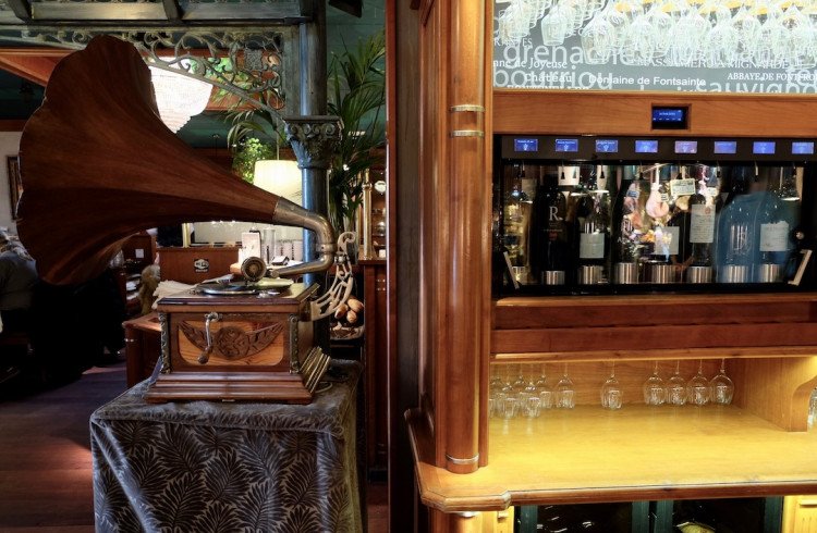 Le vin au verre, 70 références,  restaurants Les Grands Buffets à Narbonne
