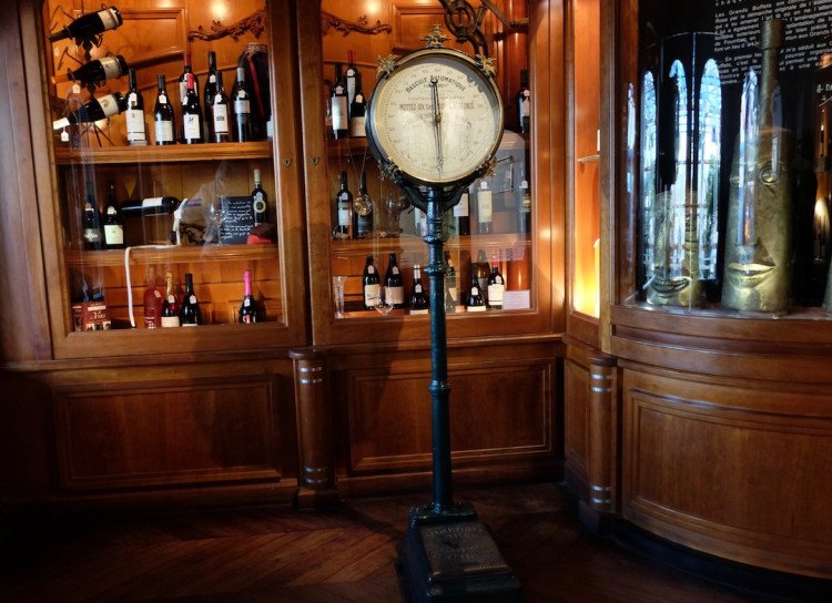 La balance vintage des Grands Buffets restaurant à Narbonne