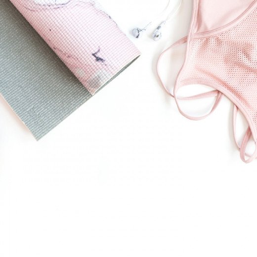 affaire de sport pour fille, gourde, brassière, basket