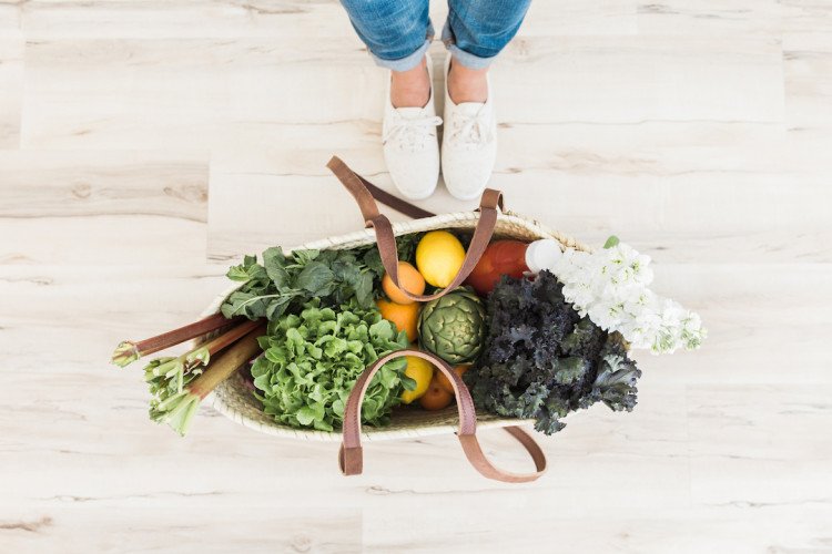 légumes frais dans un panier en osier nature