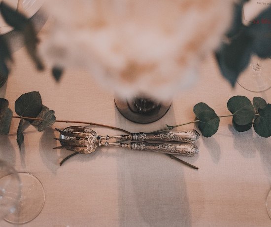 couverts en argent belle table et pivoines