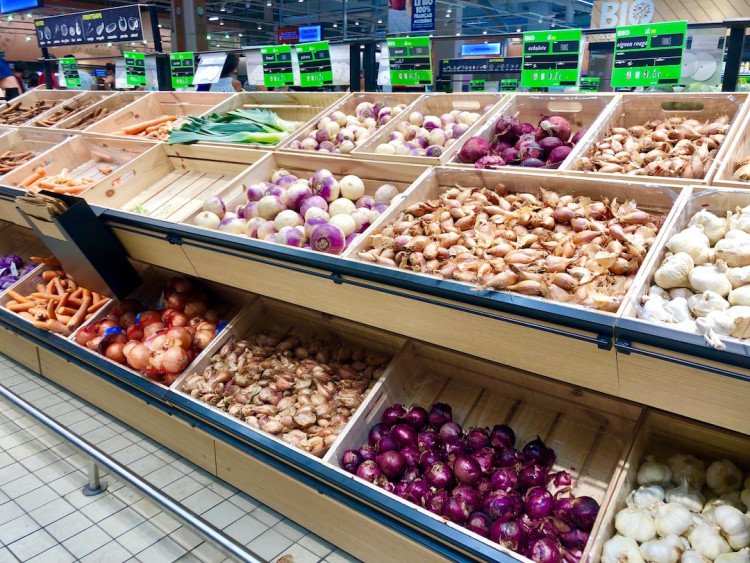 Rayon bio Carrefour Lattes, étal de légumes