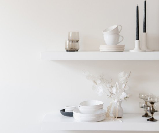Étagère d'intérieur avec de la jolie vaiselle