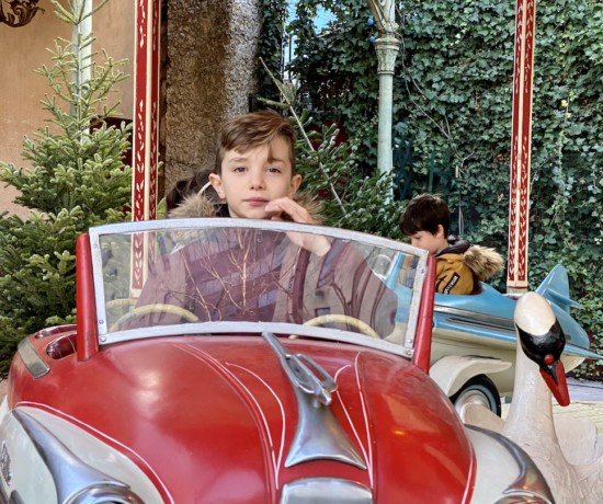 Adrien sur un manège au musée des Arts Forains