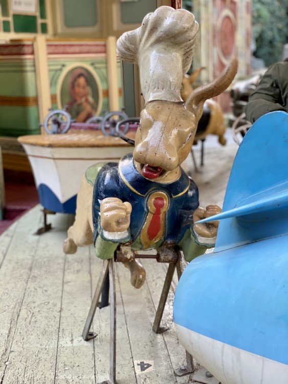 Manège pour jeunes enfants 1800 musée des arts Forains à Paris