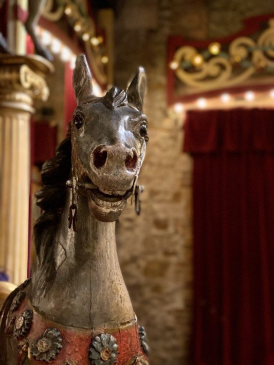 Cheval de bois musée des arts Forains à Paris