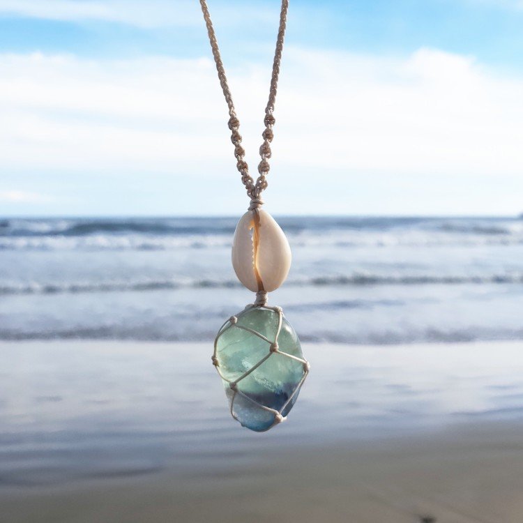 Pendentif SwellnSun Jewelry fluorite et cauri sur cordon