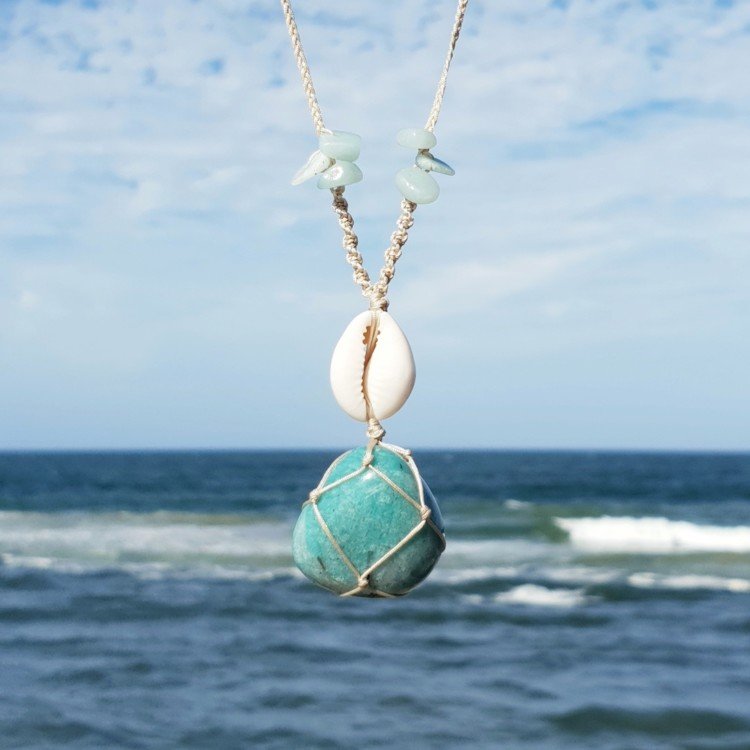 Pendentif SwellnSun Jewelry aventurine et cauri sur cordon