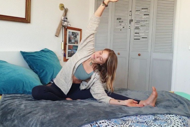 Axelle en posture de yoga sur son lit