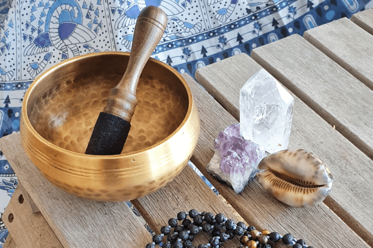 Gong, mala et pierres: améthyste, crystal, cauri
