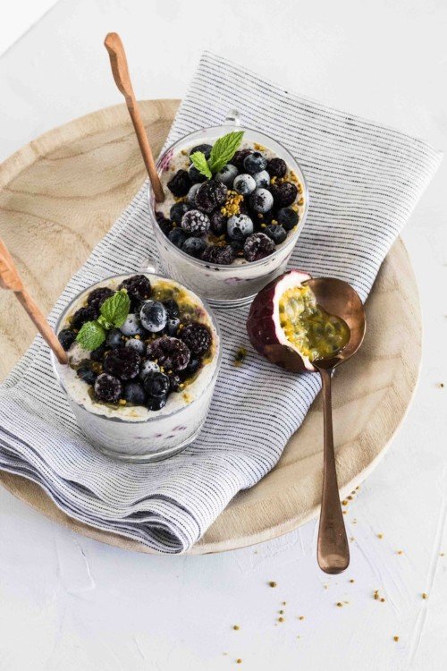 Snack healthy avec des cassis et des myrtilles