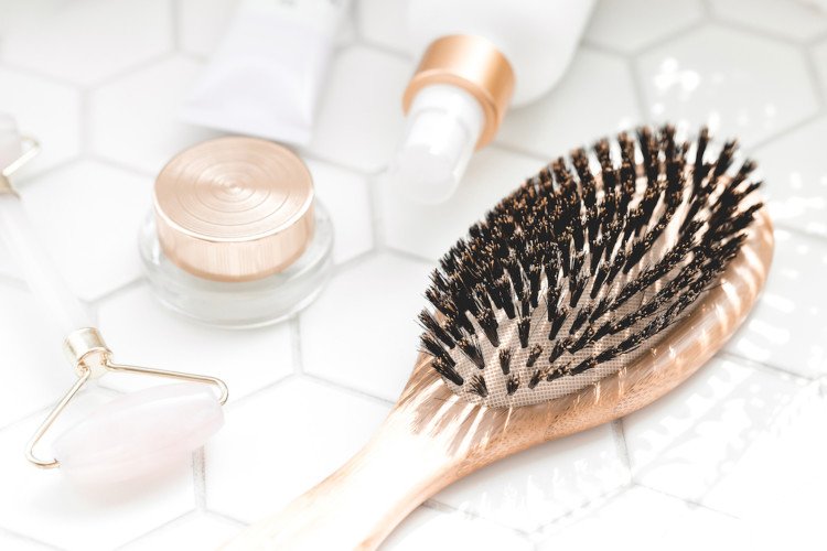 brosse à cheveux et produits de beauté