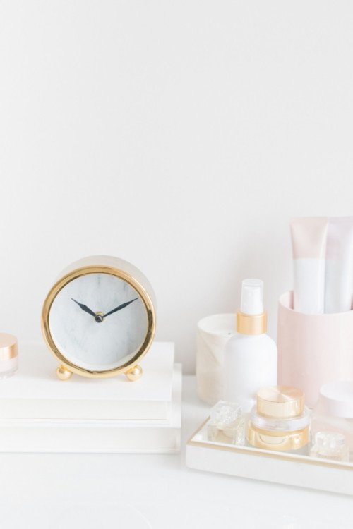 Réveil et produits de beauté