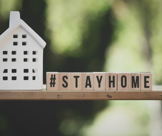 message de stay at home pour le confinement