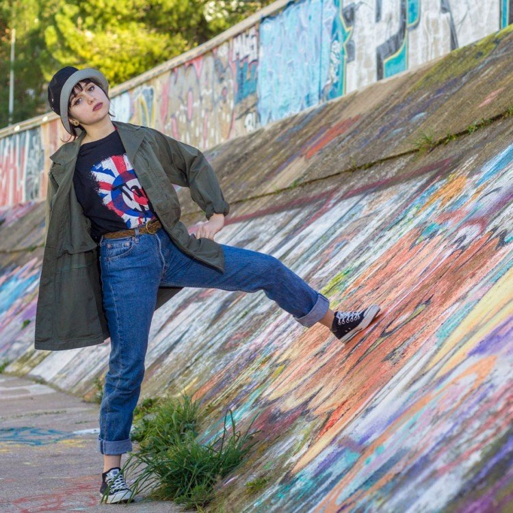 Look imaginé avec des vêtements de seconde main