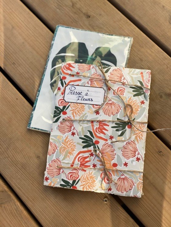 Herbier et presse à fleurs