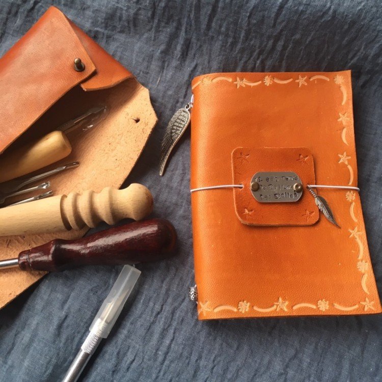 carnet couverture en cuir fait main atelier diy