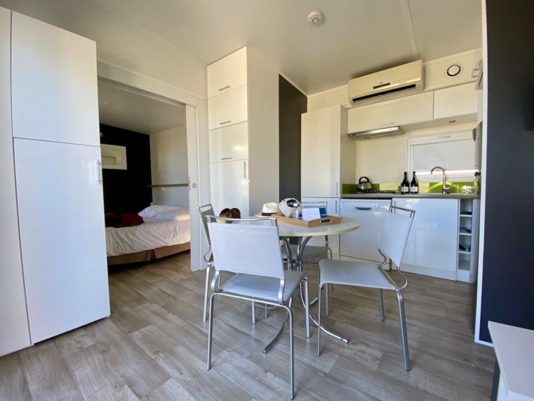 interieur bungalow camping de la dragonniere