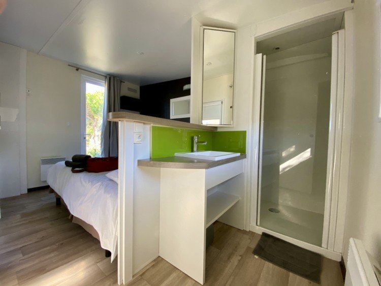 interieur bungalow camping de la dragonniere