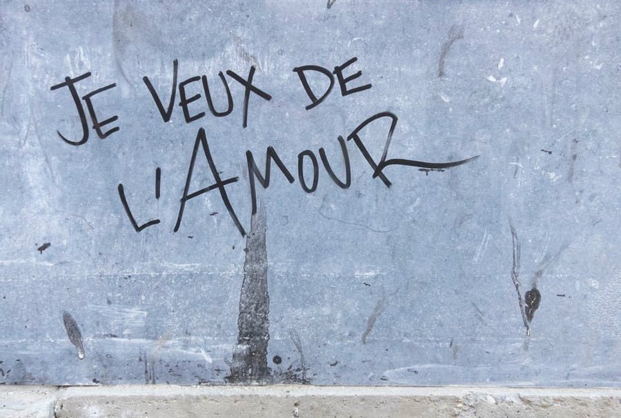 message je veut de l'amour sur un mur